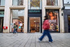Eine Filiale der Parfümeriekette Douglas an der Düsseldorfer Einkaufsmeile Kö. Ob auch sie am Samstag sicherheitshalber geschlossen bleibt, teilte das Unternehmen nicht mit. 