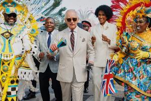 König Charles III. schwingt auf den Bahamas die Maracas