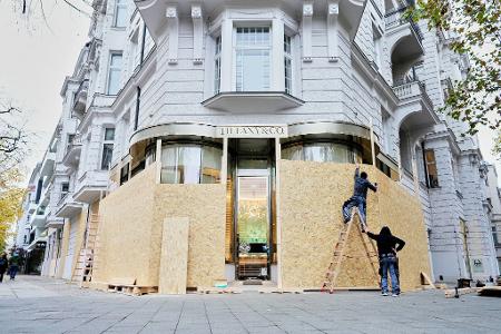 Schaufenster von Geschäften auf dem Kurfürstendamm werden aus Sorge über mögliche Ausschreitungen der „Gen-Z regelt“-Proteste am Wochenende mit Brettern geschützt.
