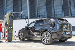 Das Foto zeigt einen Volvo EX60 P10 AWD beim Laden an einer öffentlichen Schnellladesäule. Der vollelektrische Allrad‑SUV ist seitlich in einer Parkbucht zu sehen; das dicke DC‑Ladekabel ist am Fahrzeug angeschlossen und die Ladesäule mit Display steht links im Bild. Die Aufnahme stammt laut Dateiname aus August 2026.