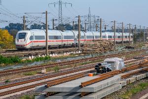 Die Deutsche Bahn saniert auf Rekordniveau - doch Fahrgäste merken davon bisher wenig. (Archivbild)