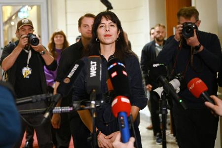 Elif Eralp äußert sich zu "Spiegel"-Bericht am Rande der Plenarsitzung des neuen Berliner Abgeordnetenhauses. 