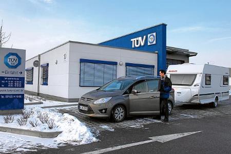 Die HU für einen Caravan kostet rund 45 Euro.