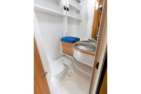 Caravans haben kompaktere Baeder. 