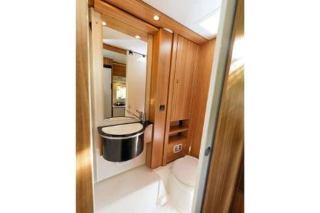 Die Dusche hat bei autarken Reisemobilen groessere Bedeutung. 
