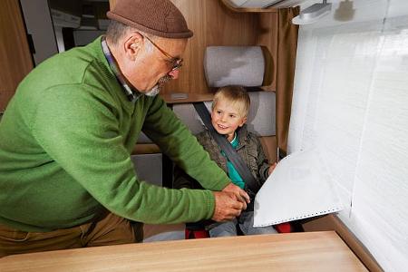 Im Reisemobil ist das Anschnallen von Kindern oft muehsam.