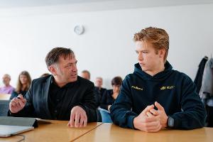 Elija Walk (r) klagt, weil an seiner Schule so viel Unterricht ausfiel.