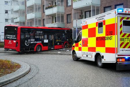 Mehrere Fahrgäste sowie die Busfahrerin wurden verletzt.