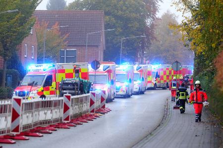 Zahlreiche Rettungswagen sind vor Ort.