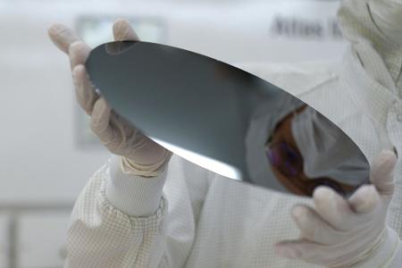 In einem hochkomplexen Prozess werden 300-Millimeter-Wafer gefertigt, aus denen Mikrochips gefräst werden. 