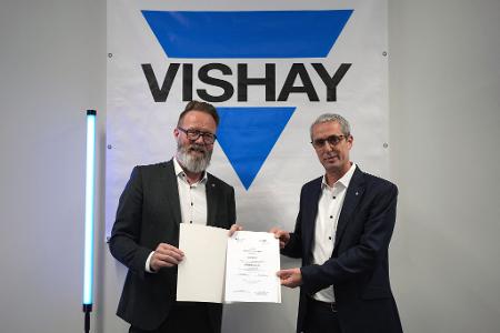 Schleswig-Holsteins Wirtschaftsminister Claus Ruhe Madsen überreicht den Förderbescheid von rund 215 Millionen an Roy Shoshani (r), Executive Vice President und Chief Operating Officer (COO) der Vishay Intertechnology, Inc. 