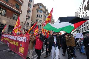 Mehr als 100.000 Menschen protestieren in Italien gegen die Meloni-Regierung.