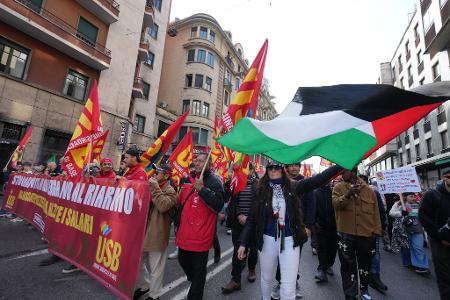 Mehr als 100.000 Menschen protestieren in Italien gegen die Meloni-Regierung.