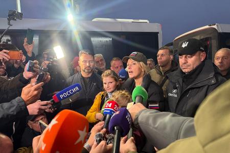 Die Menschenrechtsbeauftragten Russlands (mittig) und der Ukraine (rechts davon) kooperierten bei der Hilfsaktion für die russisch besetzte südukrainische Frontstadt Oleschky.
