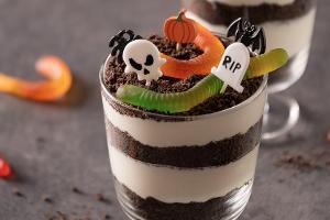 Süßes an Halloween: Friedhof-Schichtdessert im Glas
