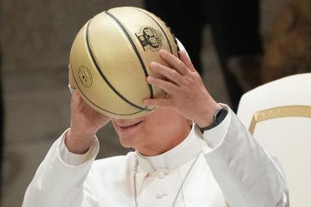 Papst mit Ball