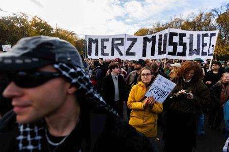 In Berlin haben sich zum Auftakt mehrere hundert Menschen am Brandenburger Tor versammelt.