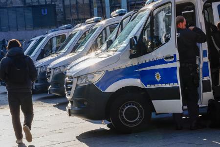 Das Bundesinnenministerium hatte zuletzt keine Hinweise auf geplante Gewalt gesehen - aber vor einer möglichen Vereinnahmung der Proteste gewarnt. 