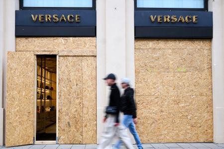 Viele Einzelhändler vor allem in Luxus-Einkaufsstraßen größerer Städte hatten sich auf die Demonstration vorbereitet und vorsorglich ihre Schaufenster mit Holzplatten verbarrikadiert.