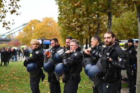 Die Polizei war teils mit mehreren Hundertschaften im Einsatz sein, um Präsenz zu zeigen.