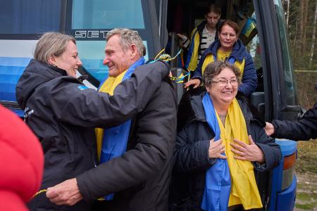 Nach ukrainischen Angaben haben aus der von russischen Truppen besetzten südukrainischen Frontstadt Oleschky evakuierte Menschen die Grenze von Belarus in die Ukraine überquert.