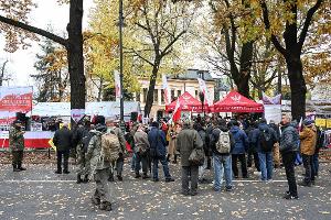 Auch am Samstag demonstrierten Menschen erneut vor dem Warschauer Verfassungsgericht. 