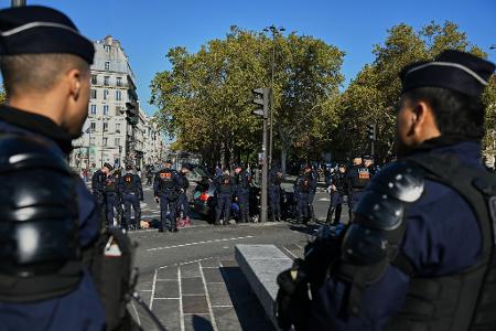 Frankreichweit sind rund 70.000 Polizeikräfte im Einsatz, um schwere Ausschreitungen und Plünderungen zu verhindern. 