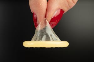 Nach einem vorsorglichen Rückruf von Kondomen durch die Behörden in Frankreich sieht ein neben anderen erwähnter deutscher Onlinehändler keinen Mangel an seinen Produkten. (Symbolbild).