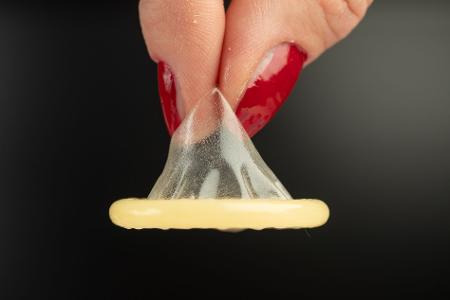 Nach einem vorsorglichen Rückruf von Kondomen durch die Behörden in Frankreich sieht ein neben anderen erwähnter deutscher Onlinehändler keinen Mangel an seinen Produkten. (Symbolbild).