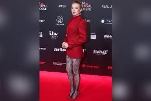 Filmpremiere in Köln: Helena Zengel kommt im roten Power-Look